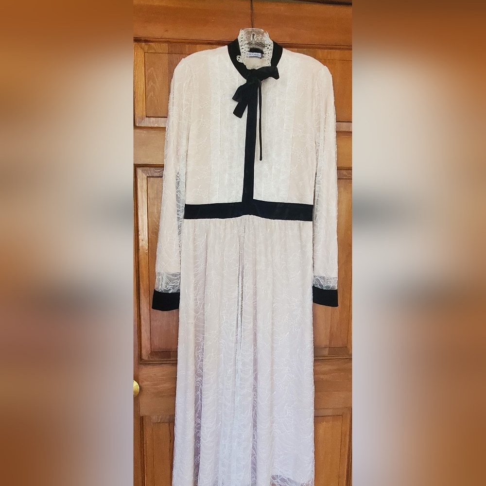 size 6-8  Ivory with black velvet trim beautiful waisted fit
